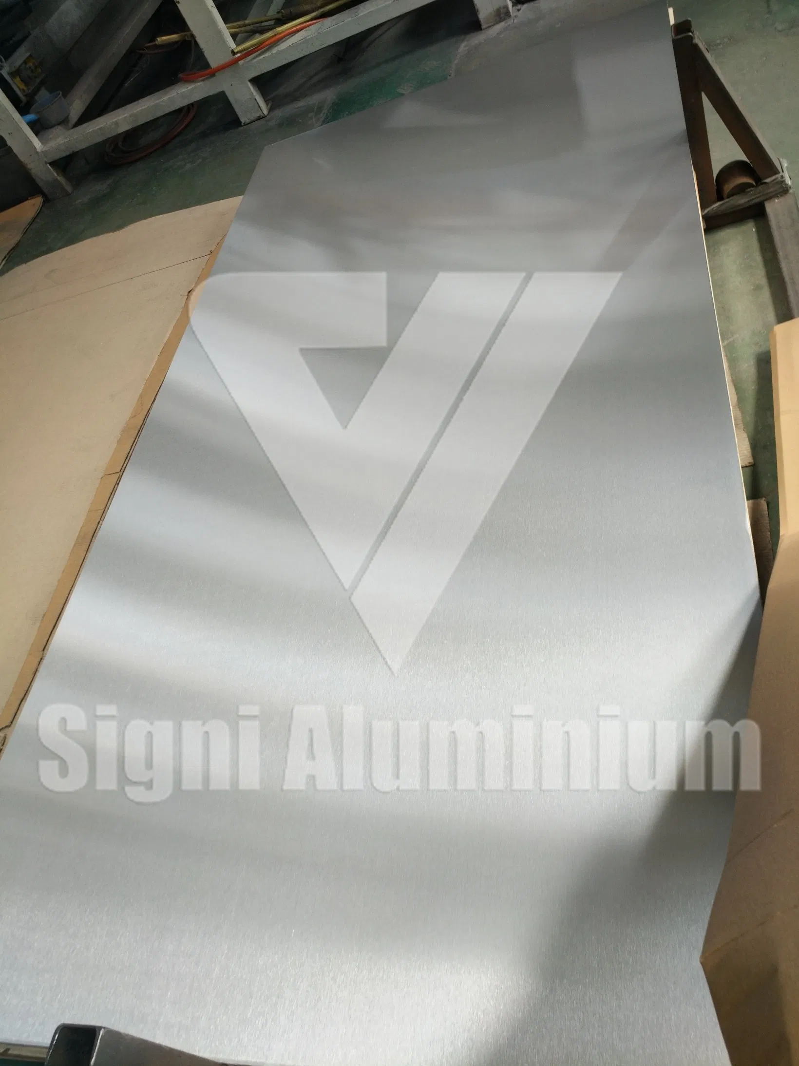 A brushed-finish aluminium plate with a supplier watermark, resting on a frame